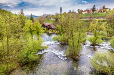 Şelaleler ve eski binalar - Rastoke, Hırvatistan
