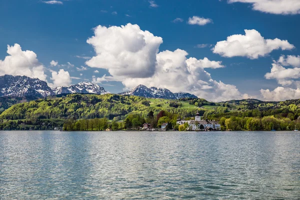 Ort kastély, a hegyi és a Traunsee-Gmunden, Ausztria — Stock Fotó