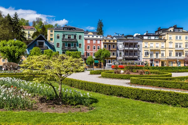 Bâtiments colorés et parc - Gmunden, Autriche — Photo