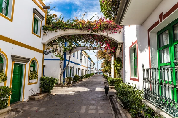 Calle estrecha - Puerto de Mogan, Gran Canaria, España — Foto de Stock