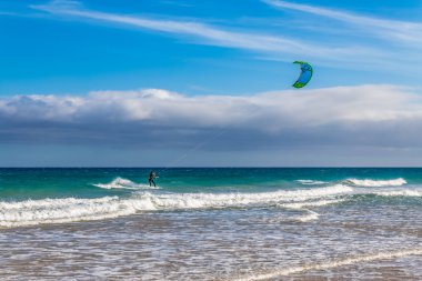 Kitesurfer üzerinde Sotavento Beach-Fuerteventura, İspanya
