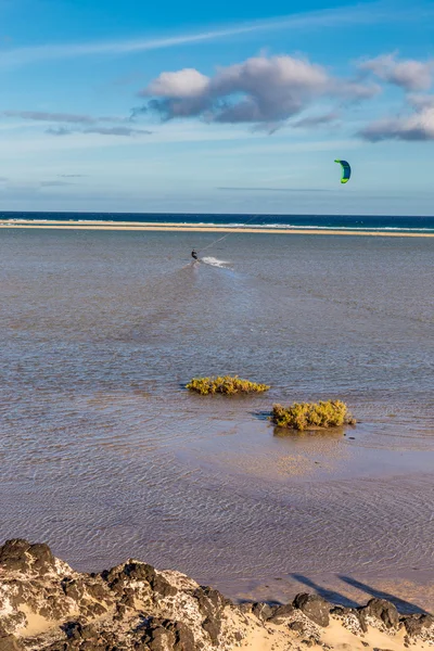 Kitesurfer na plaży Sotavento-Fuerteventura, Hiszpania — Zdjęcie stockowe