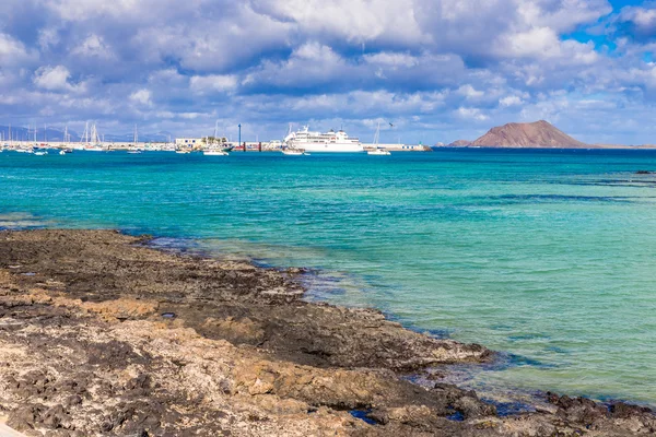 Kusten och Port-Corralejo, Fuerteventura, Spanien — Stockfoto