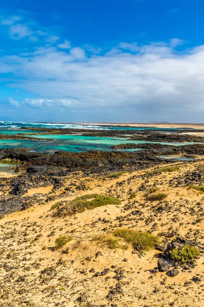 Rotsachtige kustlijn - El Cotillo, Fuerteventura, Spanje — Stockfoto