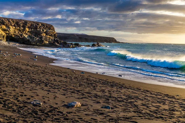Západ slunce na pláži Ajuy, Fuerteventura, Kanárské ostrovy, Španělsko — Stock fotografie