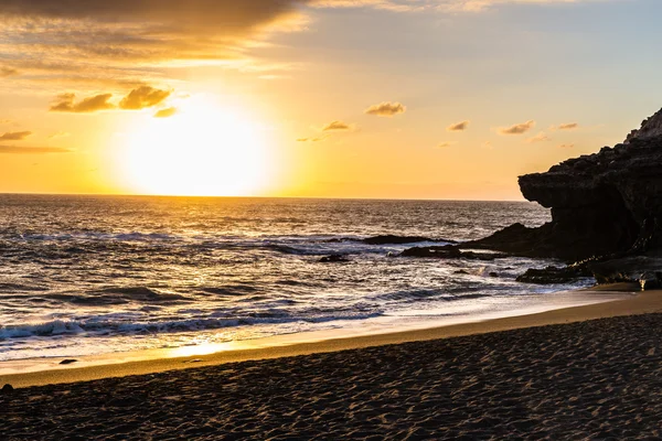 Západ slunce na pláži Ajuy, Fuerteventura, Kanárské ostrovy, Španělsko — Stock fotografie