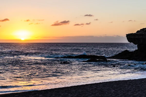 Západ slunce na pláži Ajuy, Fuerteventura, Kanárské ostrovy, Španělsko — Stock fotografie