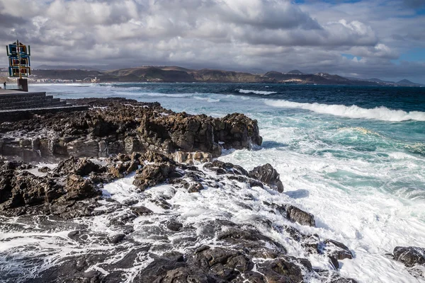 Skaliste wybrzeże - Las Palmas de Gran Canaria, Gran Canaria, Hiszpania — Zdjęcie stockowe