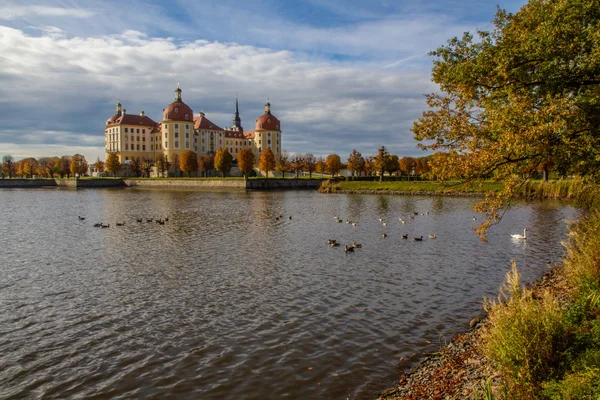 Castelo com Lagoa no Outono - Moritzburg, Alemanha — Fotografia de Stock