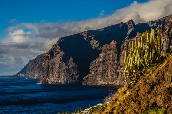 Widok na Los Gigantes podczas zachodu słońca Tenerife, Hiszpania — Zdjęcie stockowe