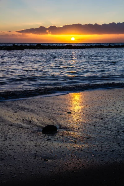 Hermosa puesta de sol naranja sobre la playa con nubes — Foto de Stock