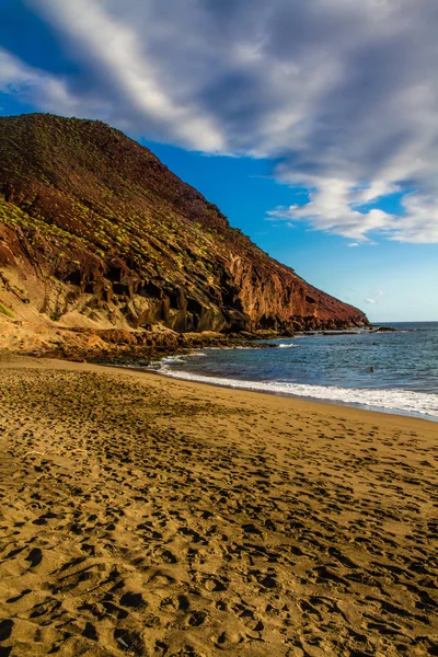 Vista bonita na praia de areia vazia com montanha — Fotografia de Stock