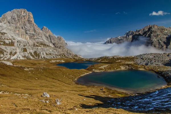 Bergseen mit Dolomitenkette-tre cime, Italien — Stockfoto