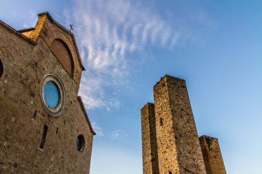 Kubbe ve gün batımı sırasında kuleleri-San Gimignano, İtalya