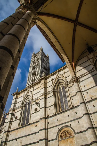 Torre del Duomo di Siena attraverso Arch-Siena — Foto Stock