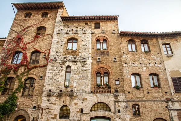 Edifícios antigos em Cisterna Sq.-San Gimignano, Itália — Fotografia de Stock