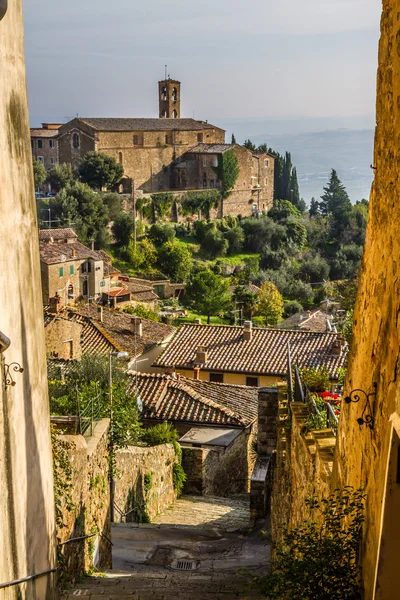 Узкие улочки с крепостью View-Montalcino, Италия — стоковое фото