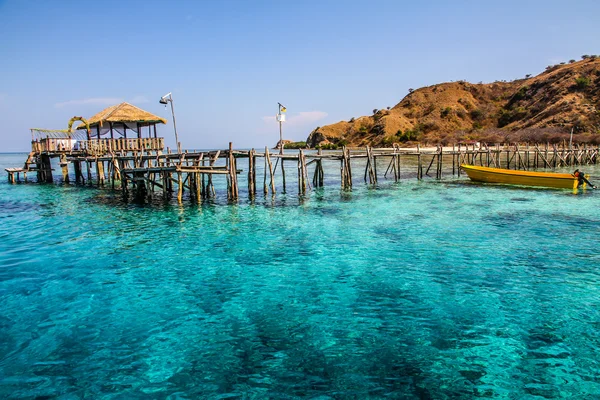 Jetty de madera con agua turquesa-Flores, Indonesia — Foto de Stock