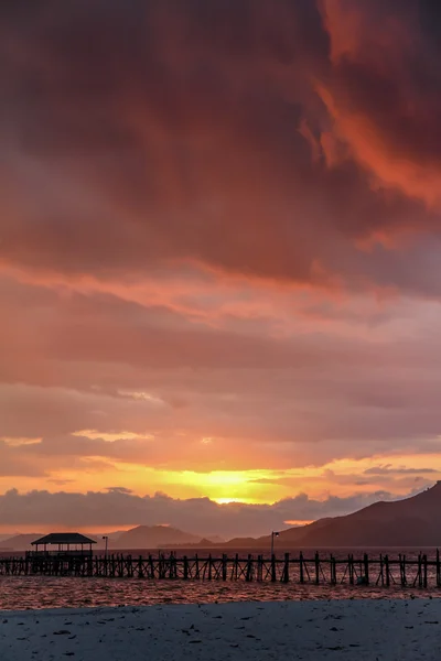 カナワ島のカラフルな夕日-インドネシア ・ フローレス — ストック写真