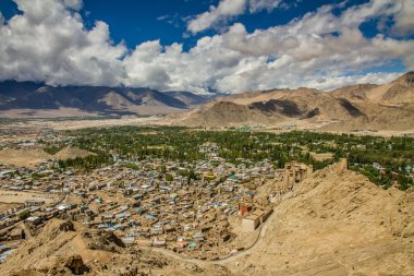 Leh kenti Himalayalar-Leh, Ladakh, Hindistan ile