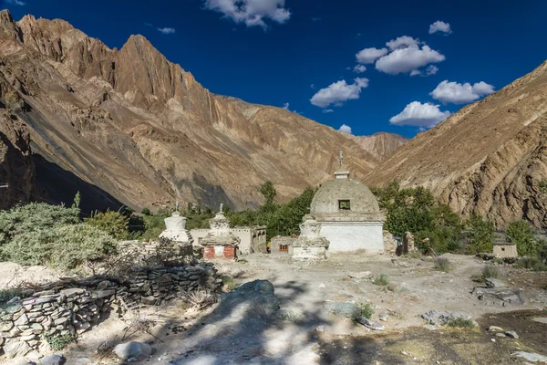 Stone stupa w Himalajach-Âł1395 trek, Ladakh, Kaszmir — Zdjęcie stockowe