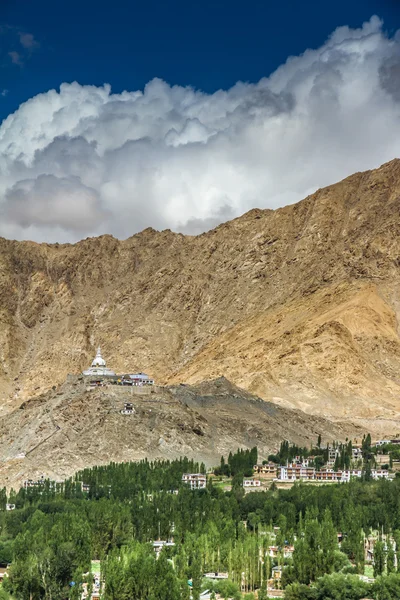 Shanti stupa mit Himmel und Wolken-leh, ladakh, Indien — Stockfoto