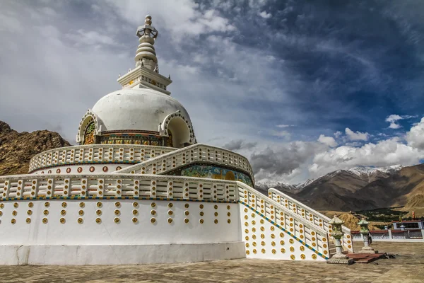 Shanti stupa z niebo i chmury-Leh, Ladakh, Kaszmir — Zdjęcie stockowe