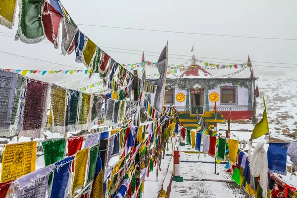 Buddyjskich flag i świątyni na przełęcz Ladakh, Indie — Zdjęcie stockowe