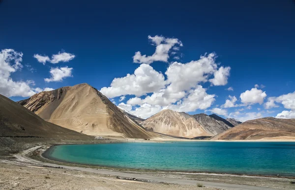 Himálaj rozsah a jezero Pangong Tso-Ladakh, Indie — Stock fotografie