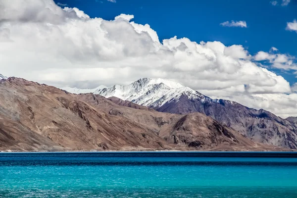 Gama de Himalaias e Pangong Tso lake-Ladakh, Índia — Fotografia de Stock