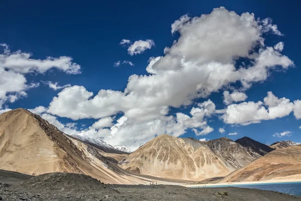 Cordillera del Himalaya y lago Pangong Tso-Ladakh, India —  Fotos de Stock