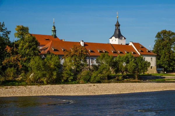 Dobrichovice vár a Berounka folyó-Cseh Rep. — Stock Fotó