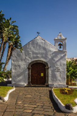 Mavi gökyüzü-Kanarya Adaları, İspanya ile eski bina beyaz