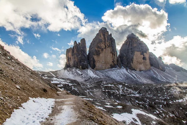 Dolomiterna berg med mulen himmel-Dolomiterna, Italien — Stockfoto