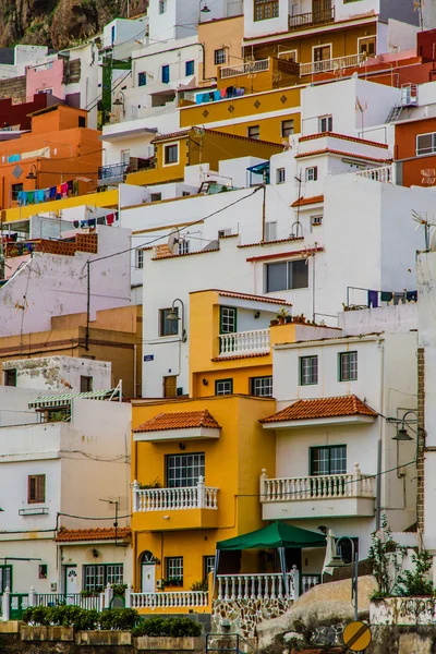 Casas coloridas na Colina-Tenerife, Ilha Canária . — Fotografia de Stock