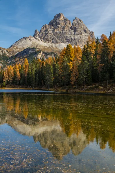 Mountain reflektion i sjön-Tre Cime, Dolomiterna — Stockfoto