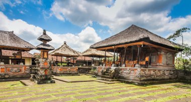 Ubud, mavi gökyüzü - Bali, Endonezya yakınındaki Hindu tapınağı