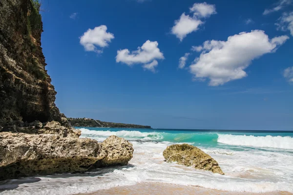 Gyönyörű és üres Dreamland beach-Bali, Indonézia — Stock Fotó