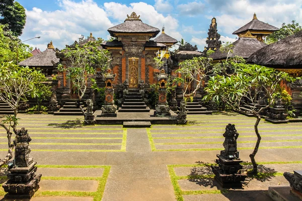 Индуистский храм рядом с Убудом, голубое небо - Бали, Индонезия — стоковое фото