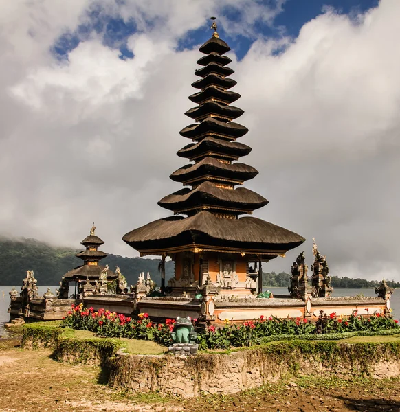 Templo de Ulun Danu en el lago Beratan - Bali, Indonesia — Foto de Stock