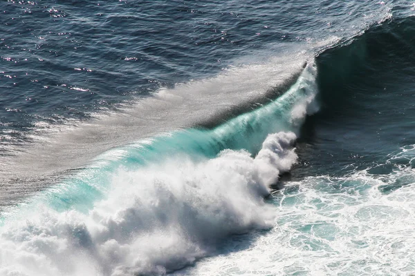 Detalhe das grandes ondas coloridas do oceano-Bali, Indonésia — Fotografia de Stock