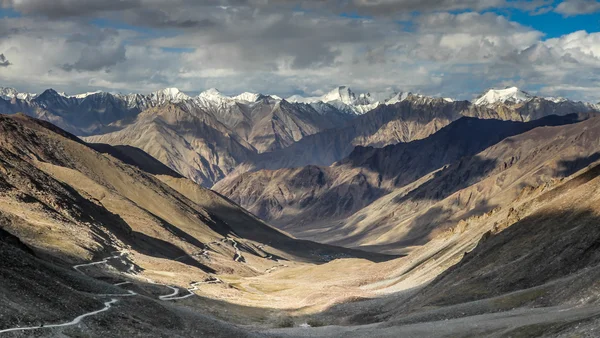 Picos de nieve del Himalaya-Ghanda La pass, Ladakh, India —  Fotos de Stock