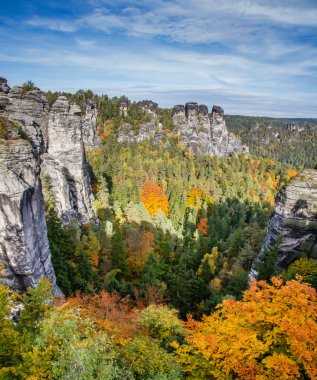 Kum kayalar ile sonbahar orman - Bastei, Almanya