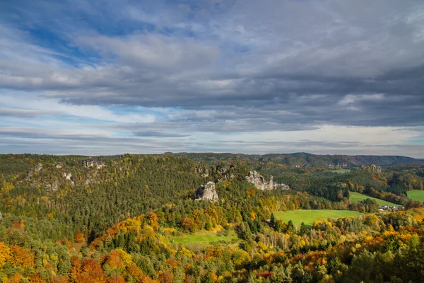 Homokkő Rocks őszi erdő-Bastei, Németország — Stock Fotó