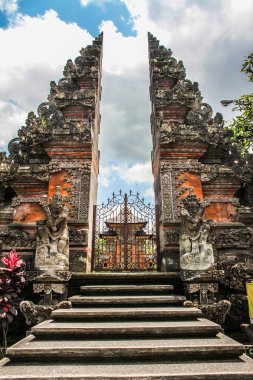 Tipik Balinese Hindu tapınağı - merdiven, kapısı ve tapınak - Ubud, Bali, Endonezya