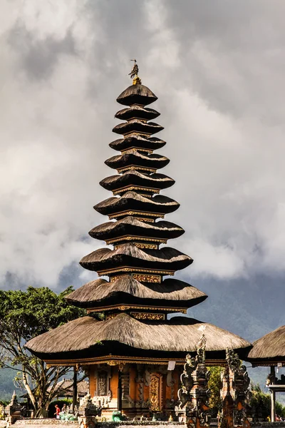 Templo de Ulun Danu en el lago Beratan - Bali, Indonesia — Foto de Stock