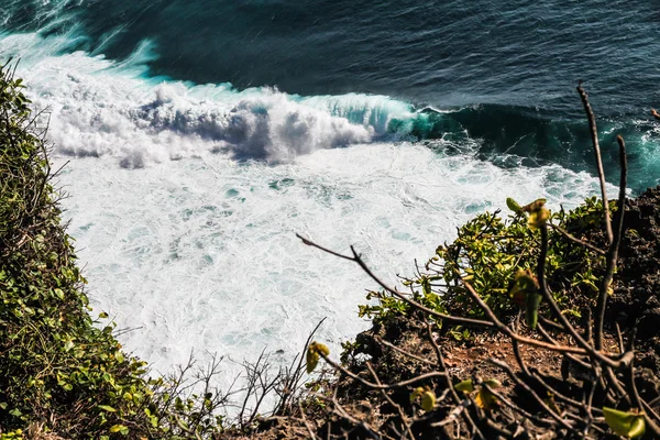 Vista de las grandes olas de colores del océano-Bali, Indonesia — Foto de Stock