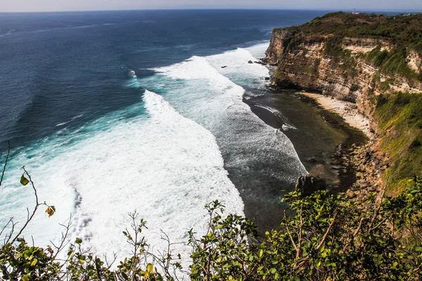 Vista das Ondas do Oceano Grande e Cliff-Bali, Indonésia — Fotografia de Stock