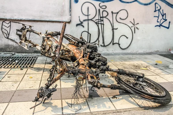 Motocicleta queimada nas ruas-Malásia — Fotografia de Stock