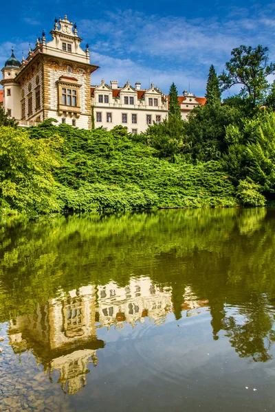 Reflejo de agua de Castle-Pruhonice, República Checa . —  Fotos de Stock